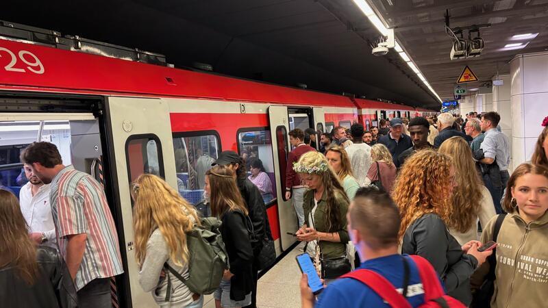 Von der Reeperbahn nach Stade: Mit Nachtschwärmern in der S-Bahn Pistengänger kommen, andere gehen: Auf dem S-Bahnhof Reeperbahn herrscht Samstagnacht vor Abfahrt der S3 in Richtung Stade reger Betrieb.