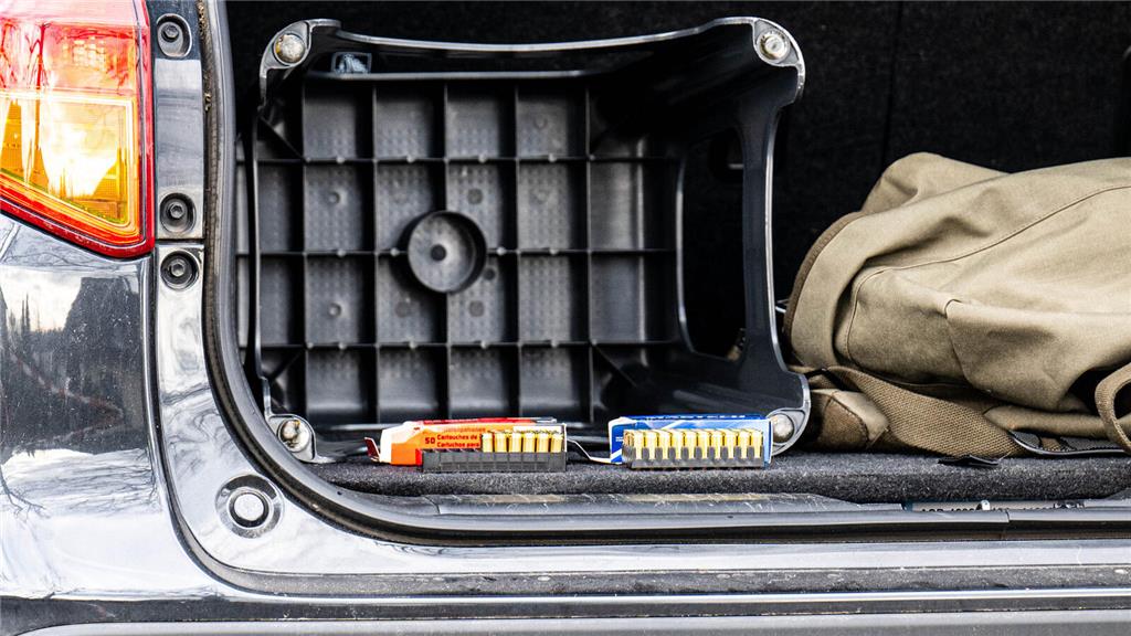 Pistolenpatronen steht auf einer Schachtel im Kofferraum eines Autos. Foto: Sina...