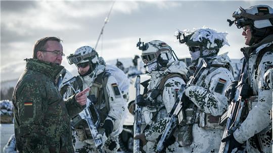 Pistorius bei Gebirgsjägerübung im Hohen Norden