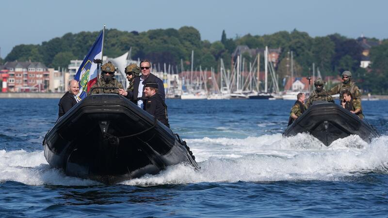 Pistorius fuhr auch auf einem Boot mit.
