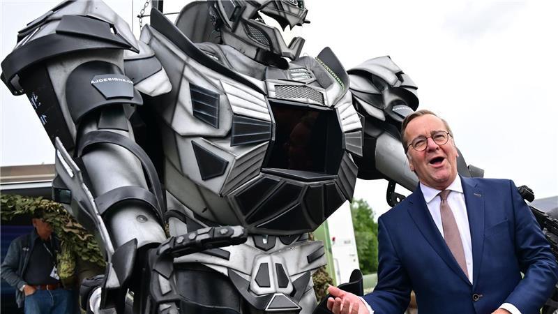 Pistorius: Entscheidung zu neuem Kampfjet steht noch aus Pistorius ließ sich von der Bundeswehr auf der ILA neben Fluggeräten auch eine Werbefigur zur Personalgewinnung zeigen.