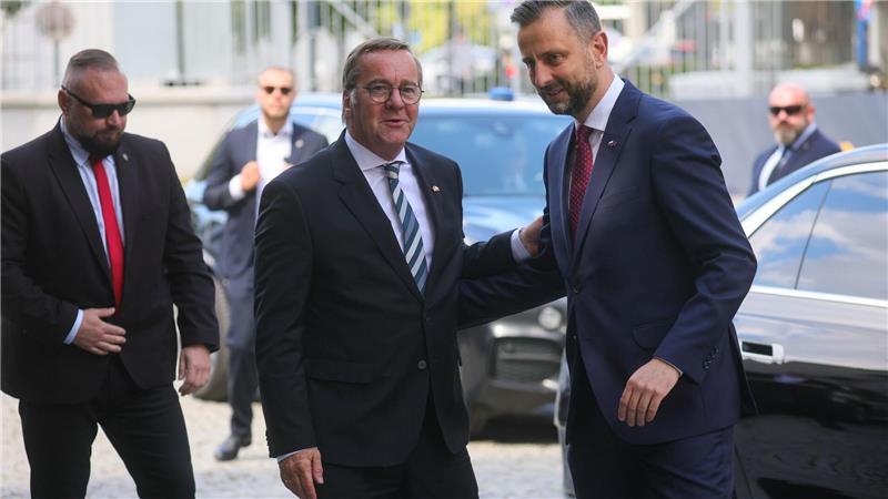 Deutschland und Polen schließen Militärabkommen Pistorius und Kosiniak-Kamysz unterzeichneten das Militärabkommen.