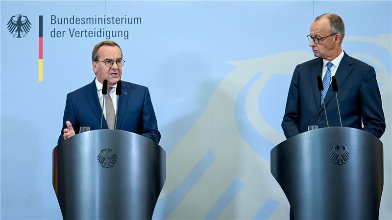 Neuer Wehrdienst auf dem Weg - Pistorius: „Riesenschritt“ Pistorius und Merz bei ihrer Pressekonferenz nach der Kabinettssitzung im Bendlerblock.