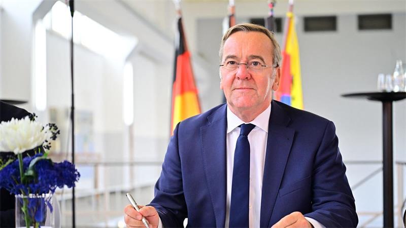 Pistorius unterzeichnet die Absichtserklärung für den Marinehafen in Emden.