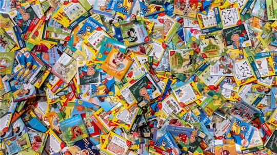 Pixi-Bücher liegen in der Ausstellung „Pixi - die Ausstellung. 70 Jahre kleine Bücher“, die im Altonaer Museum ab sofort bis zum 18. August 2024 zu sehen sein wird.