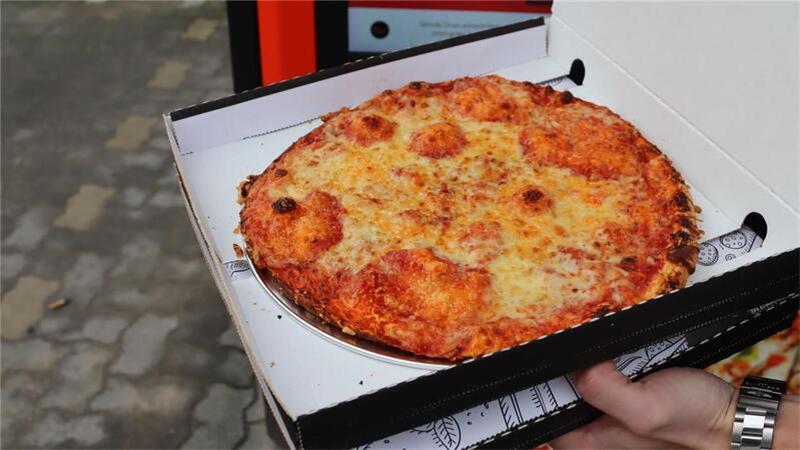 Pizza Margarita aus dem Pizzaautomaten in Zeven.