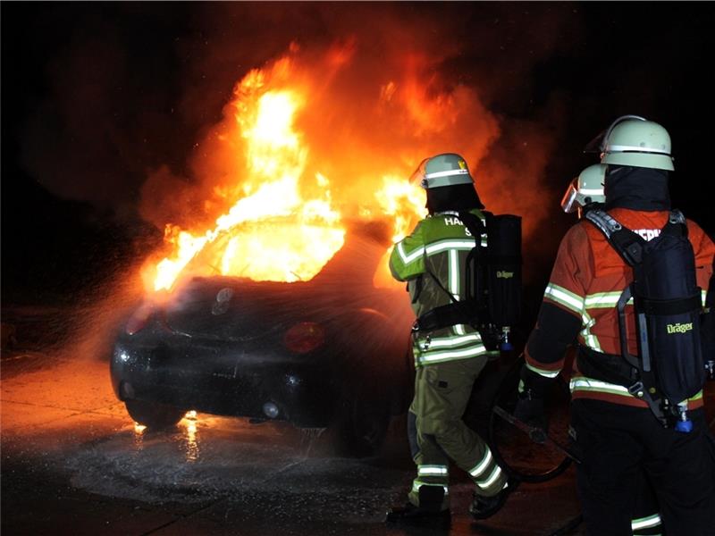 Ausstattung: Stader Feuerwehrleute müssen Helme aus Museum tragen Pkw-Brände & Co.: Die beiden Züge der Stader Feuerwehr rücken im Schnitt zweimal täglich aus. Foto: Braun/Feuerwehr