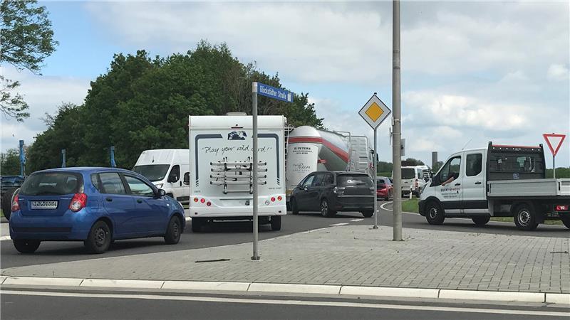 Pkw, Wohnmobile, Lkw - sie alle wollen mit der Fähre nach Schleswig Holstein.