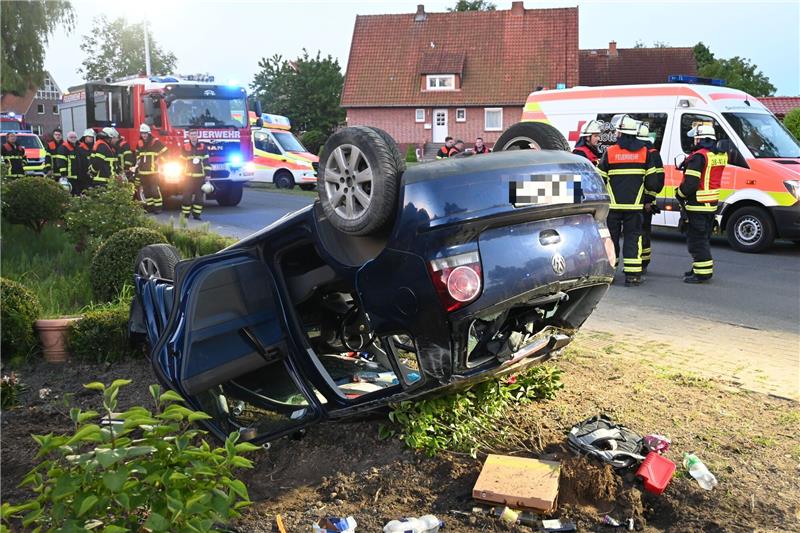 Pkw im Vorgarten: Blick auf die Unfallstelle in Grünendeich.  Foto: Vasel