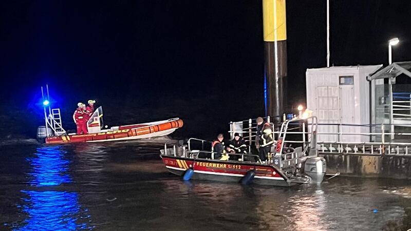 Pkw in der Elbe: Rettungseinsatz im Sommer 2023 am Lühe-Anleger in Grünendeich.