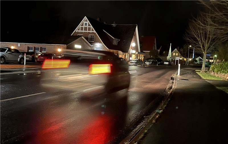 Pkw sind zu schnell unterwegs, doch Tempo 30 wird es nachts auf der L 140 in Hollern nicht geben. Foto: Vasel