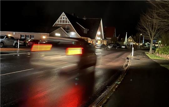 Pkw sind zu schnell unterwegs, doch Tempo 30 wird es nachts auf der L 140 in Hollern nicht geben. Foto: Vasel