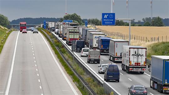 Pkw und Lkw stauen sich auf der Autobahn A12 in Richtung Polen etwa 10 Kilometer vor dem deutsch-polnischen Grenzübergang.