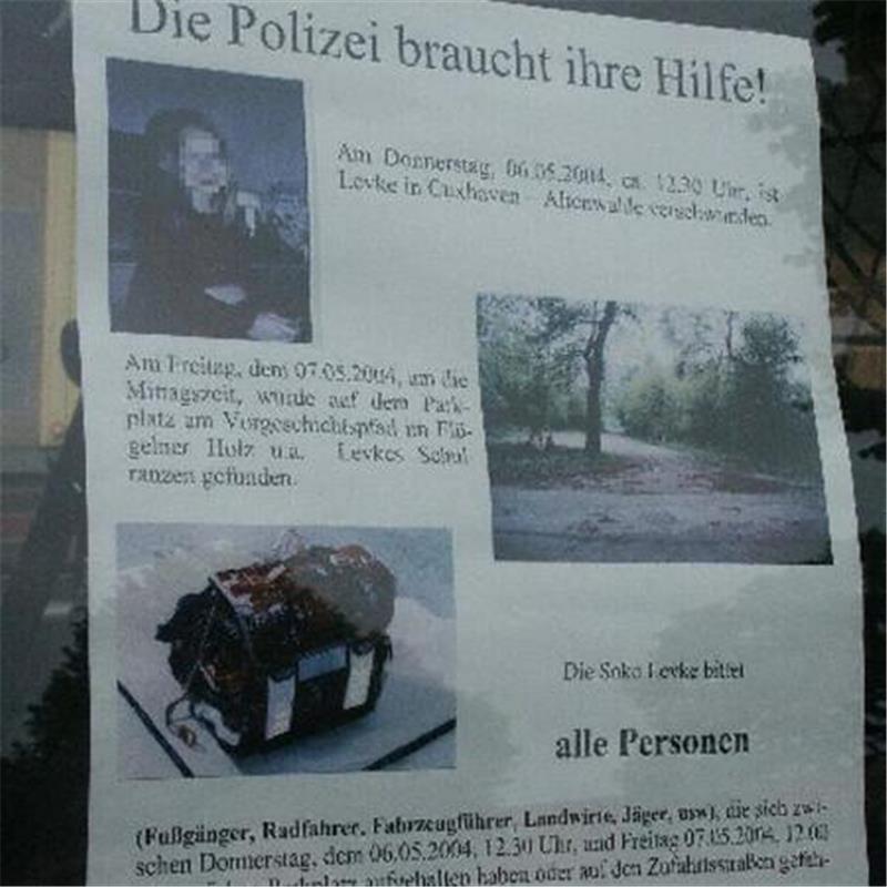 Achtjährige Levke ermordet: Jetzt äußert sich ihre Mutter Plakat im Schaukasten auf dem Waldparkplatz in Flögeln. Über diesen Ort wird im Podcast eingehend berichtet.