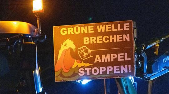 Plakat mit der Aufschrift „Grüne Welle brechen - Ampel stoppen“ während eines Baunernprotestes.