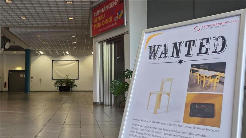 Designerstühle aus Mensen geklaut - neue Masche im Norden? Plakate sollen auf den ungewöhnlichen Diebstahl hinweisen.