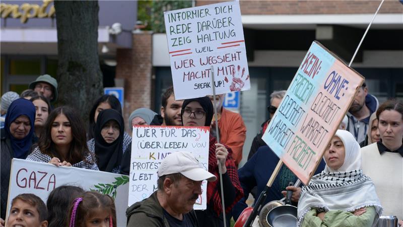 „Angriff auf die Menschlichkeit“: 200 Menschen bei Gaza-Demo in Buxtehude Plakate und Teilnehmer bei der Gaza-Demo in Buxtehude.