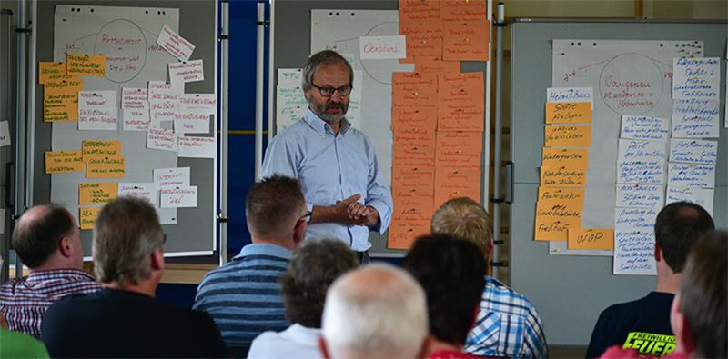 Planer Burckhard Rehage leitet die Ideenwerkstatt.