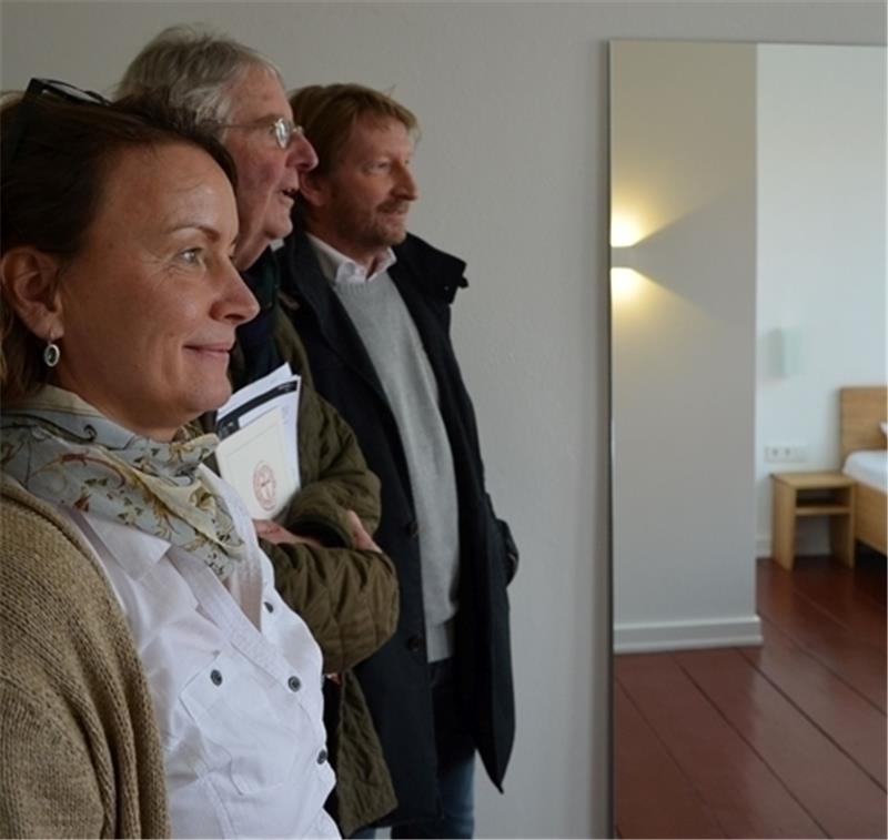 Planer und Bauherren im sanierten Zimmer (von links): Margarete von der Decken, Eduard von Reden, Bernd Mügge.