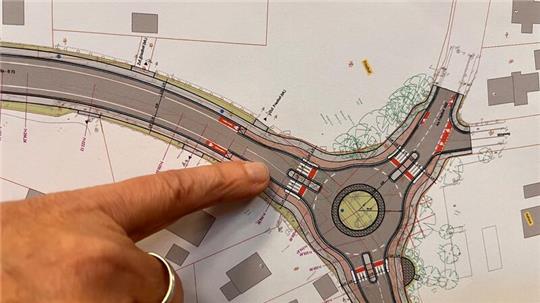 Planzeichnung des neuen Kreisels am Rathaus mit den Querungshilfen für Radfahrer und Fußgänger. Im Kreiselbereich gibt es Rad- und Fußwege, davor und dahinter haben Radfahrer eine eigene Spur auf der Fahrbahn und neben dem Gehweg.