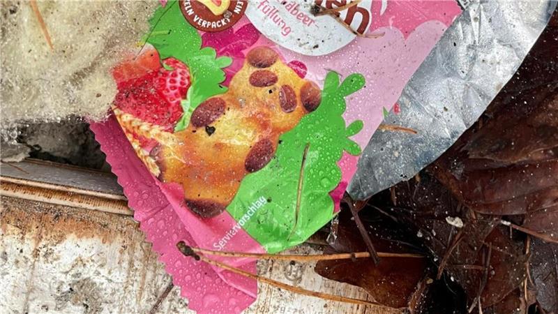 Plastik, Verpackungen und Dämmwolle: Der Müllsünder hat alles Mögliche im Wald hinterlassen.