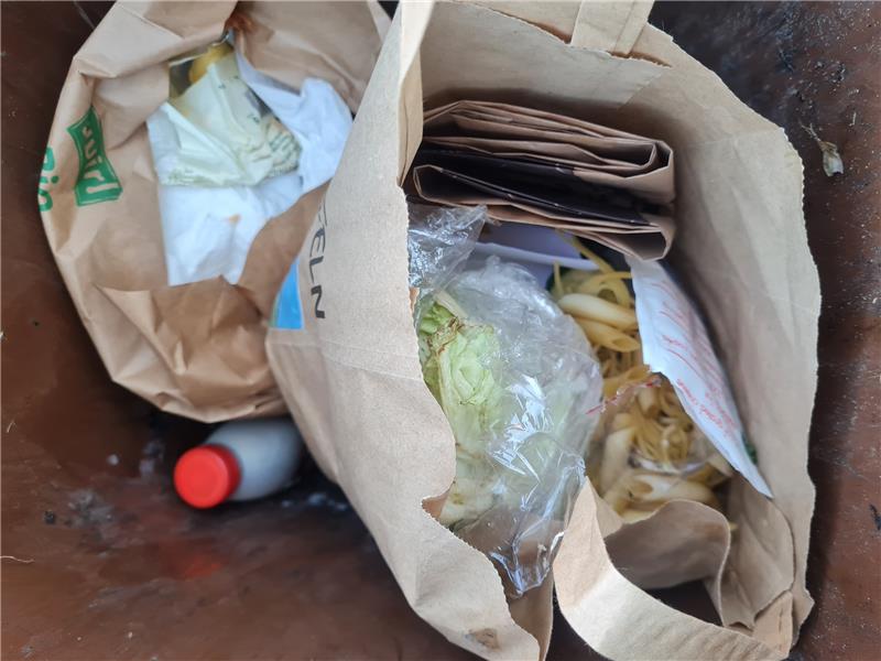 Ärger um Biomülltonnen wächst – Höhere Gebühren drohen Plastik landet häufig auch gut versteckt in den Biomülltonnen. Foto: : Abfallberatung Landkreis Stade