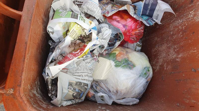 Durchwachsene Bilanz: Landkreis kontrolliert Biotonnen in Stade-Hahle Plastikbeutel und Papiermüll haben in der Biotonne keinen Platz.