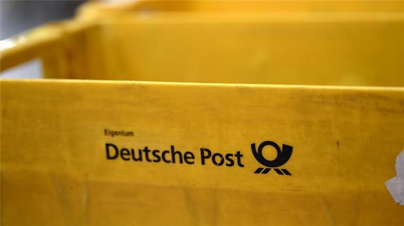 Warnstreik bei der Post verzögert Zustellungen Plastikboxen der Deutschen Post stehen in einer Zustellbasis herum - auch dort könnte der Warnstreik Auswirkungen haben.
