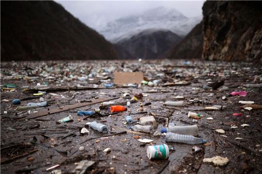 Plastikprodukte landen häufig in der Umwelt. Nun dürfen bestimmte Produkte mit Mikroplastik in der EU nicht mehr verkauft werden.