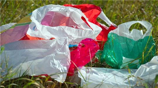 Plastiktüten wie diese sind inzwischen nicht mehr an Deutschlands Supermarkt-Kassen zu bekommen. (Archivbild)