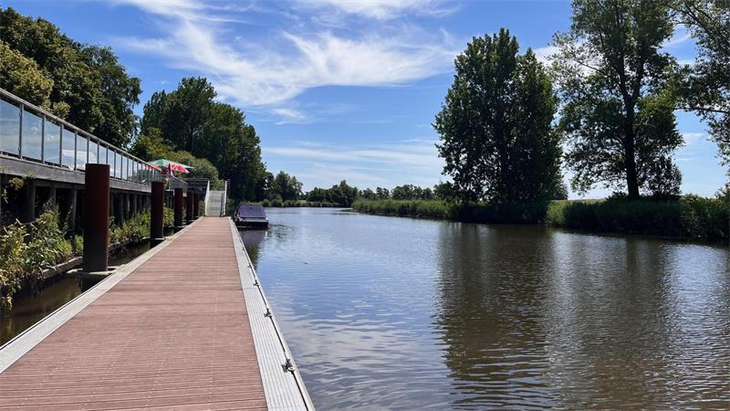 Wasser, Schatten, Osteblick: Sommerlokal mit Fähre und Ruhemodus Plates Osteblick.
