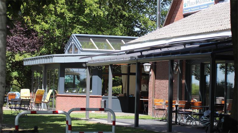 Wasser, Schatten, Osteblick: Sommerlokal mit Fähre und Ruhemodus Plates Osteblick ist ein Gasthaus mit Tradition.