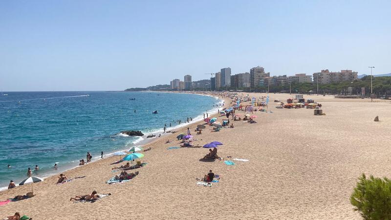 „Der Strand ist weg“ - Spaniens Küsten leiden Platja d’Aro ist auch bei ausländischen Touristen sehr beliebt. Hier hört man neben Spanisch und Katalanisch viel Deutsch, Französisch, Englisch und Italienisch.