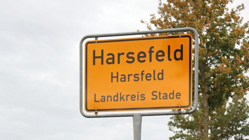 Der Flecken Harsefeld grüßt am Ortseingang nun auch auf Plattdeutsch Platt-Vorsitzender Heinz Mügge, Bürgermeisterin Susanne de Bruijn, Gemeindedirektorin Ute Kück und ihr Stellvertreter Bernd Meinke (von links) freuen sich über das Ortsschild mit dem Zusatz „Harsfeld“.