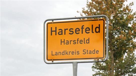 Platt-Vorsitzender Heinz Mügge, Bürgermeisterin Susanne de Bruijn, Gemeindedirektorin Ute Kück und ihr Stellvertreter Bernd Meinke (von links) freuen sich über das Ortsschild mit dem Zusatz „Harsfeld“.