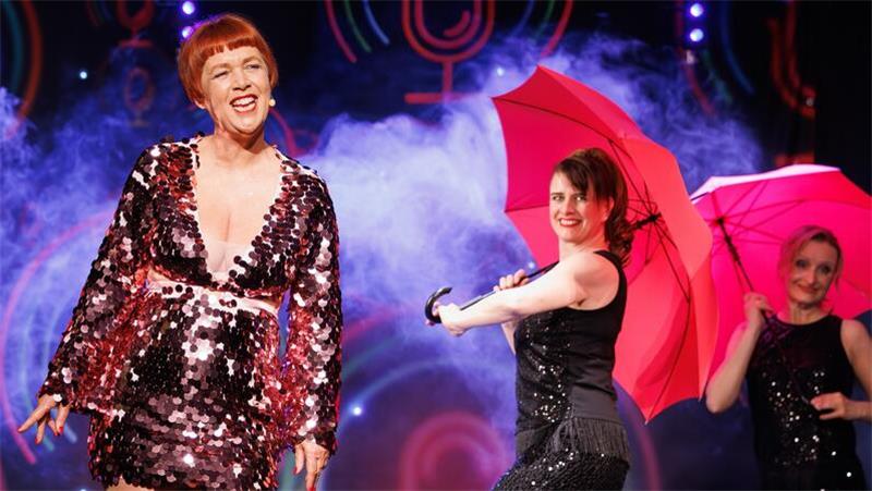 Gaga und Gugu an de Waterkant: Steffie Steup und de Danzdeerns im Kulturforum Plattdeutsch-Botschafterin Steffie Steup singt im Kulturforum.