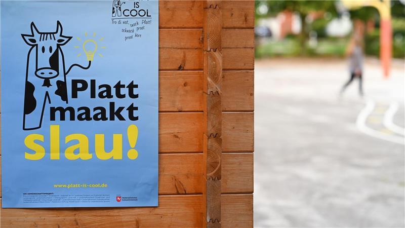 „Plattdeutsch macht schlau“ steht übersetzt auf diesem Plakat. (Archivbild)