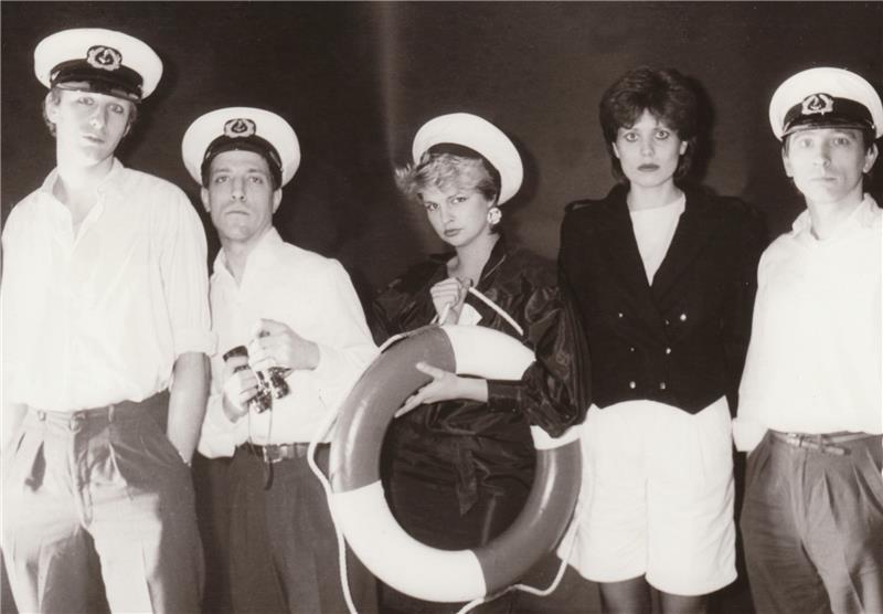 Plattencover von 1982: Fräulein Menke und Band. Sie umklammert den Rettungsring, weil ihr „Tretboot in Seenot“ ist. Den Hit schrieb Menke.