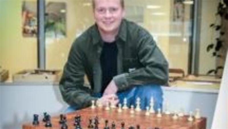 Tischler-Azubis gewinnen Wettbewerb „Die Gute Form“ Platz 1 im dritten Lehrjahr: Lasse Winter aus Engelschoff-Neuland von Jürgen Winter Tischlermeister in Himmelpforten mit seinem Beistelltisch.