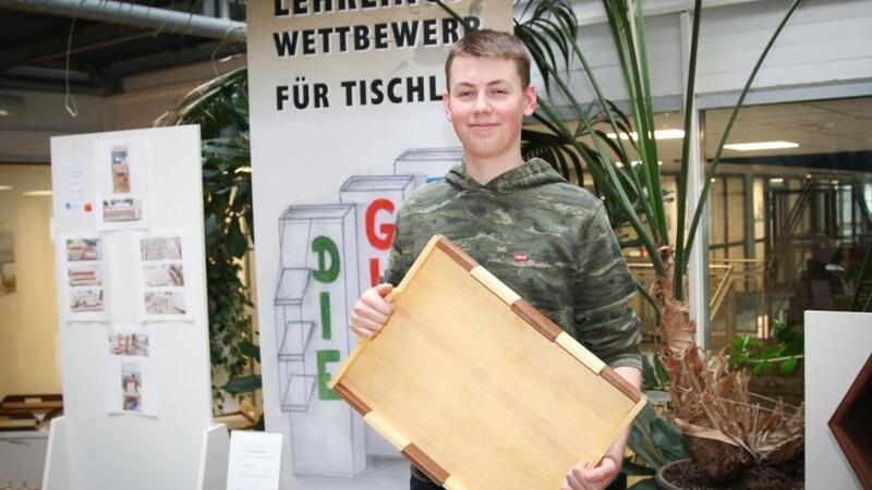 Tischler-Azubis gewinnen Wettbewerb „Die Gute Form“ Platz 1 im ersten Lehrjahr: Jakob Bluschke aus Schwinge mit seinem Tablett.