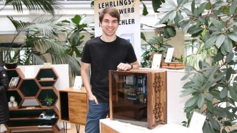 Tischler-Azubis gewinnen Wettbewerb „Die Gute Form“ Platz 1 im zweiten Ausbildungsjahr: Sebastian Hedicke aus Fredenbeck von der Tischlerei Kammann in Fredenbeck-Wedel mit seinem Computergehäuse.