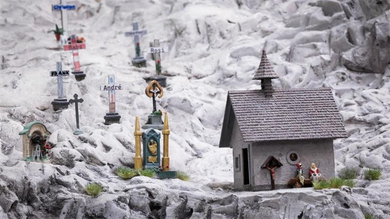 Erstaunliche Fakten rund um das Miniatur Wunderland in Hamburg Platz für Trauer und Gedenken. In der Schweiz-Welt gibt es Kreuze zum Andenken an verstorbene Mitarbeiter.