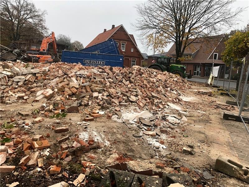 Abrissbagger schaffen Platz für Oldendorfer Gesundheitscampus Platz für den neuen Gesundheitscampus . Das „Zeiss-Haus“ ist abgerissen, die ehemalige Post gegenüber der Volksbank (rechts) bleibt erhalten. Foto: Klempow