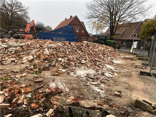 Platz für den neuen Gesundheitscampus . Das „Zeiss-Haus“ ist abgerissen, die ehemalige Post gegenüber der Volksbank (rechts) bleibt erhalten. Foto: Klempow