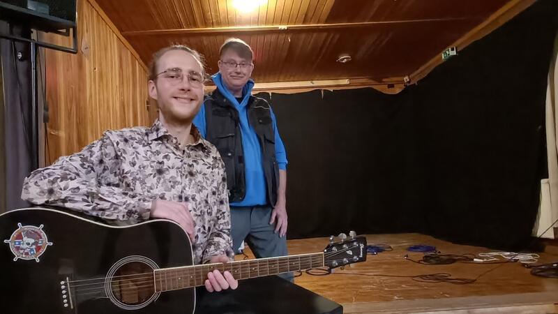 So will Malte Marohn die Stader Musikszene aufmischen Platz für die Band und zum Feiern: Malte Marohn und Peter Treder am Rand der Bühne.