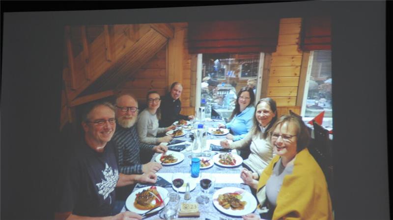 Platz ist in der kleinsten Hütte: Peter und Ulrike Sommer (vorne) mit den Teilnehmern der Husky-Tour bei Rentierfrikadellen und Fladenbrot.