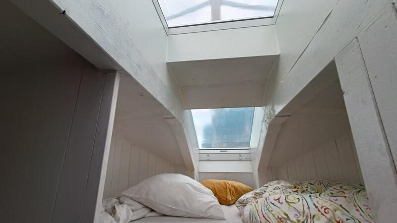 Übernachten im Stader Hafen: So wohnt es sich auf der Alsterschute Platz zum Träumen für zwei bietet die Koje mit Oberlicht.