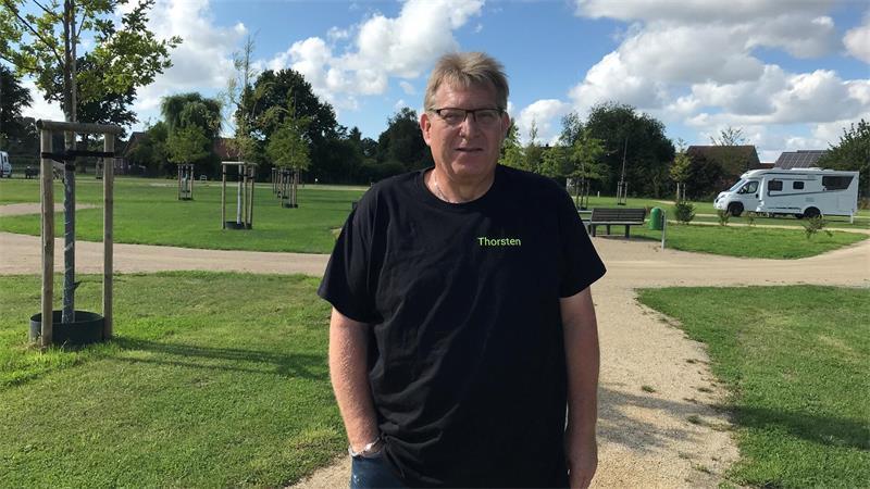 Platzwart Thorsten Weber auf dem Wohnmobilstellplatz in Krummendeich.