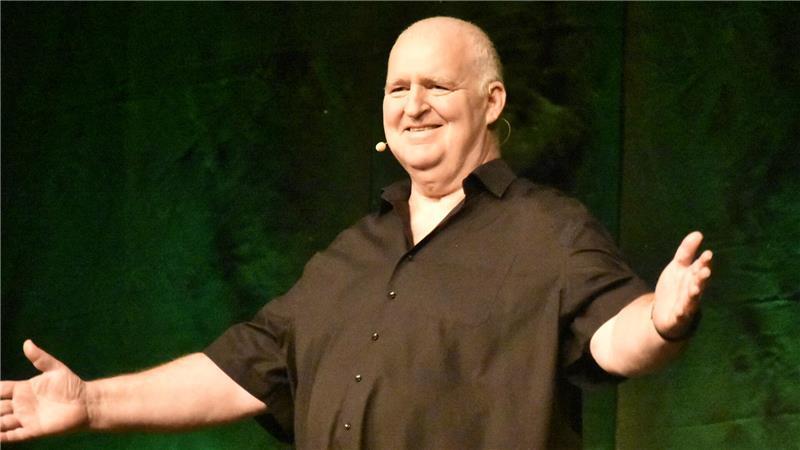 Plaudert locker über Parkinson: Markus Maria Profitlich auf der Halepaghen-Bühne.