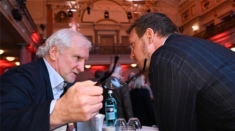 TV-Milliarden der Fußball-Bundesliga: Streit vor Einigung Plausch im Palmengarten-Gesellschaftshaus: Rudi Völler und Julian Nagelsmann.